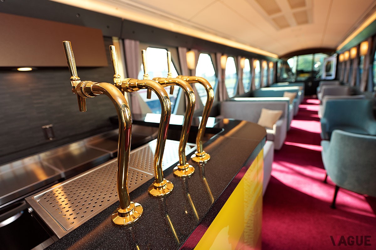 「スペーシアX」：カフェカウンター