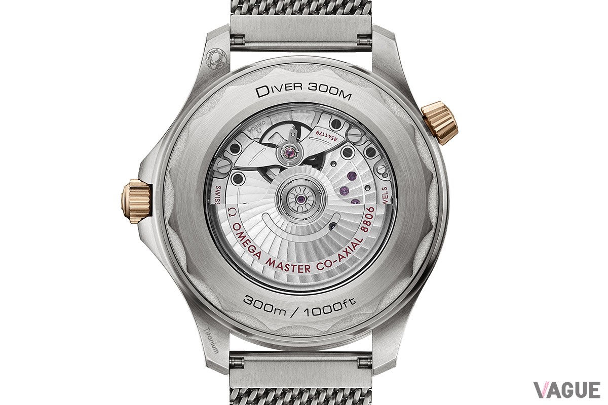 ガ シーマスター ダイバー300M チタン&ブロンズゴールド」メッシュブレスレットモデル（品番：210.90.42.20.10.001　165万円、消費税込）