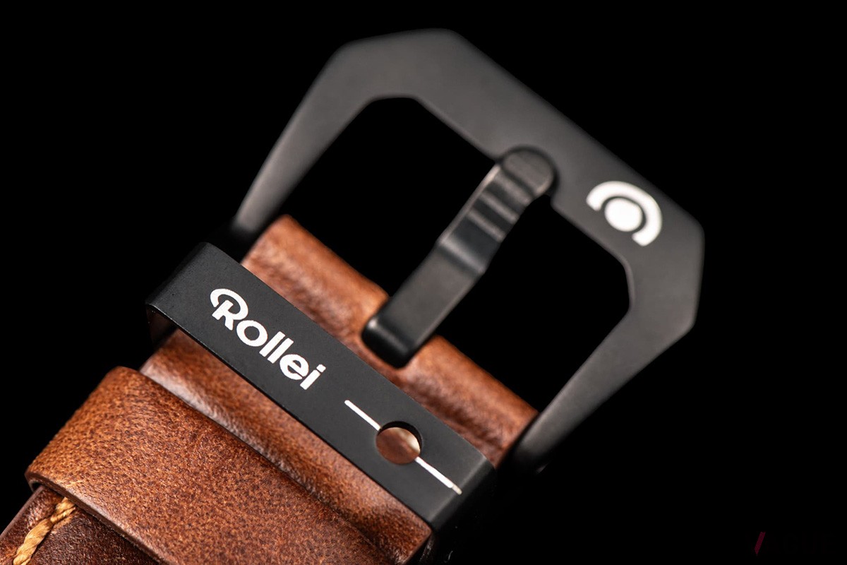 定環に“Rollei”、バックルに“TACS”のダブルロゴが記された特製ストラップはオールドカメラファン感涙の特別仕様。ヴィンテージ感漂うレザーの質感もいい