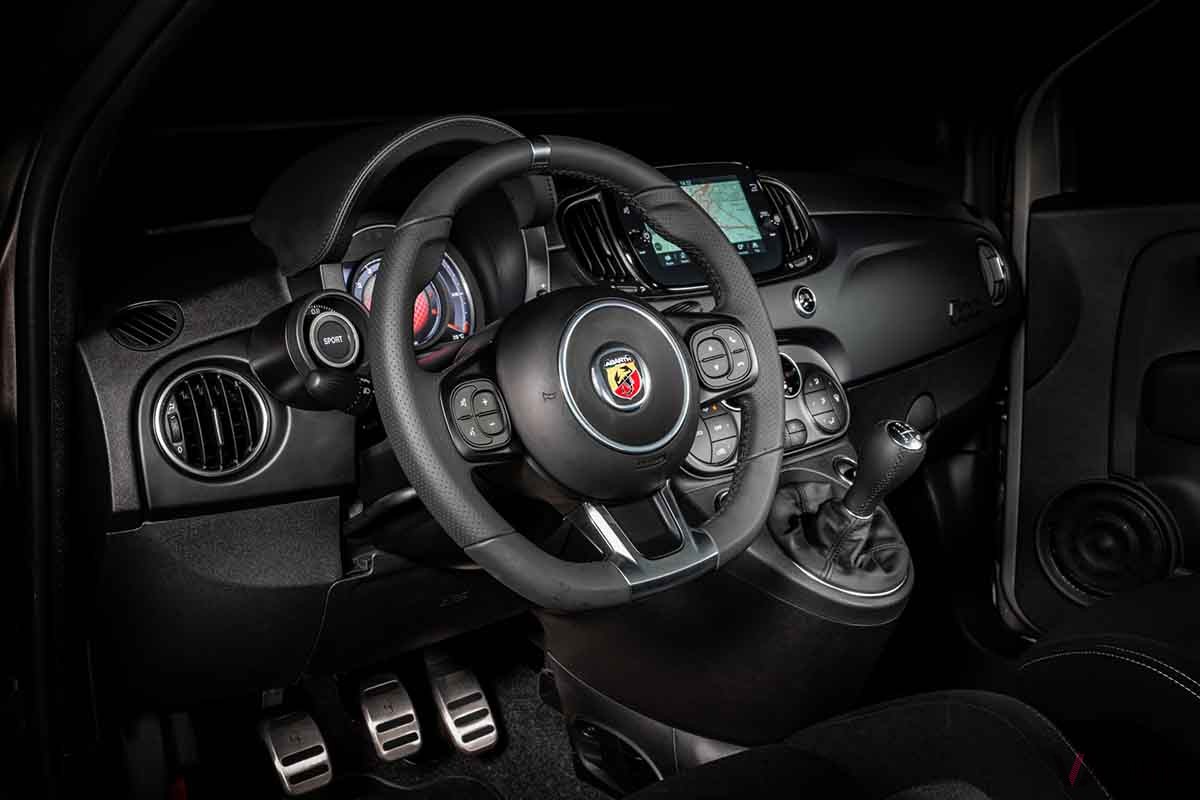 「アバルトF595C」のベース車、アバルトF595のインテリア