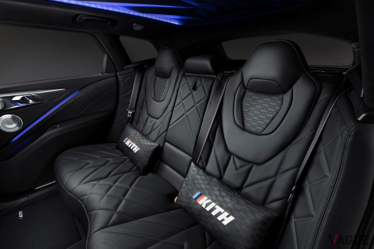 世界初公開された「2025 BMW XM by Kith」のリアシート