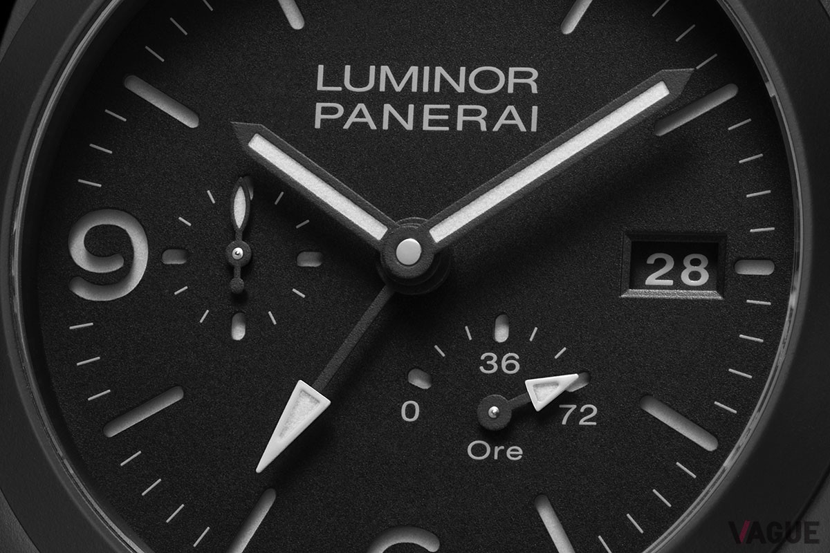 ケース径は44mm。GMT針、スモールセコンド、デイト表示、パワーリザーブインジケーターを備える