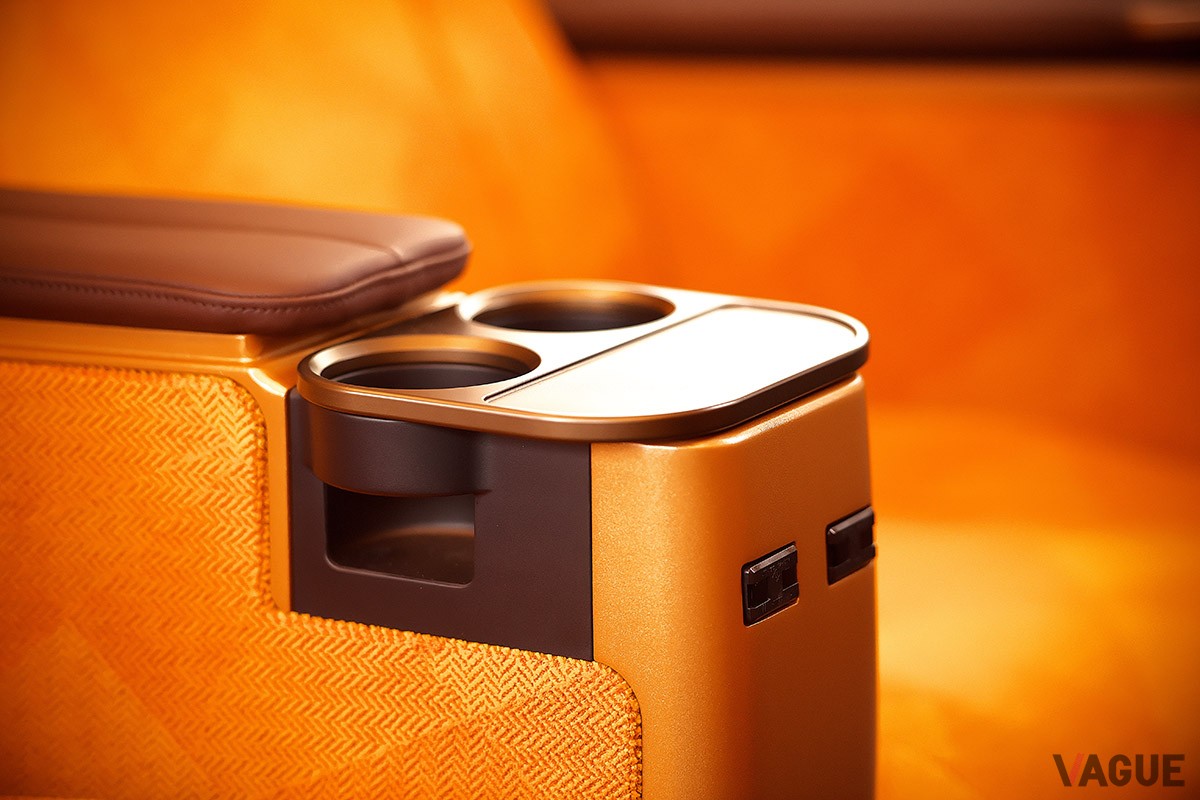 「スペーシアX」：プレミアムシート（ドリンクホルダー）