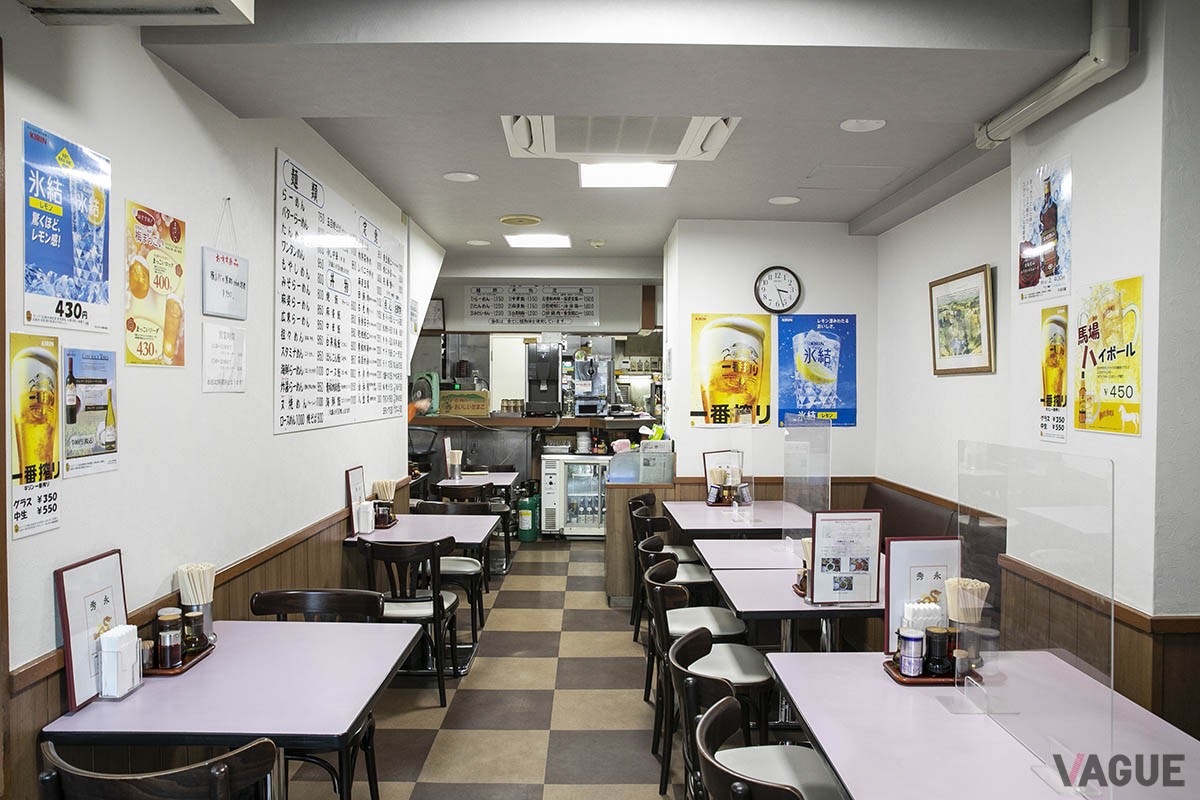 店内。壁に大きく貼られたメニューのほか、卓上にもメニューがある