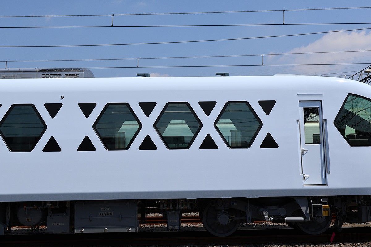 「スペーシアX」：外観6号車窓