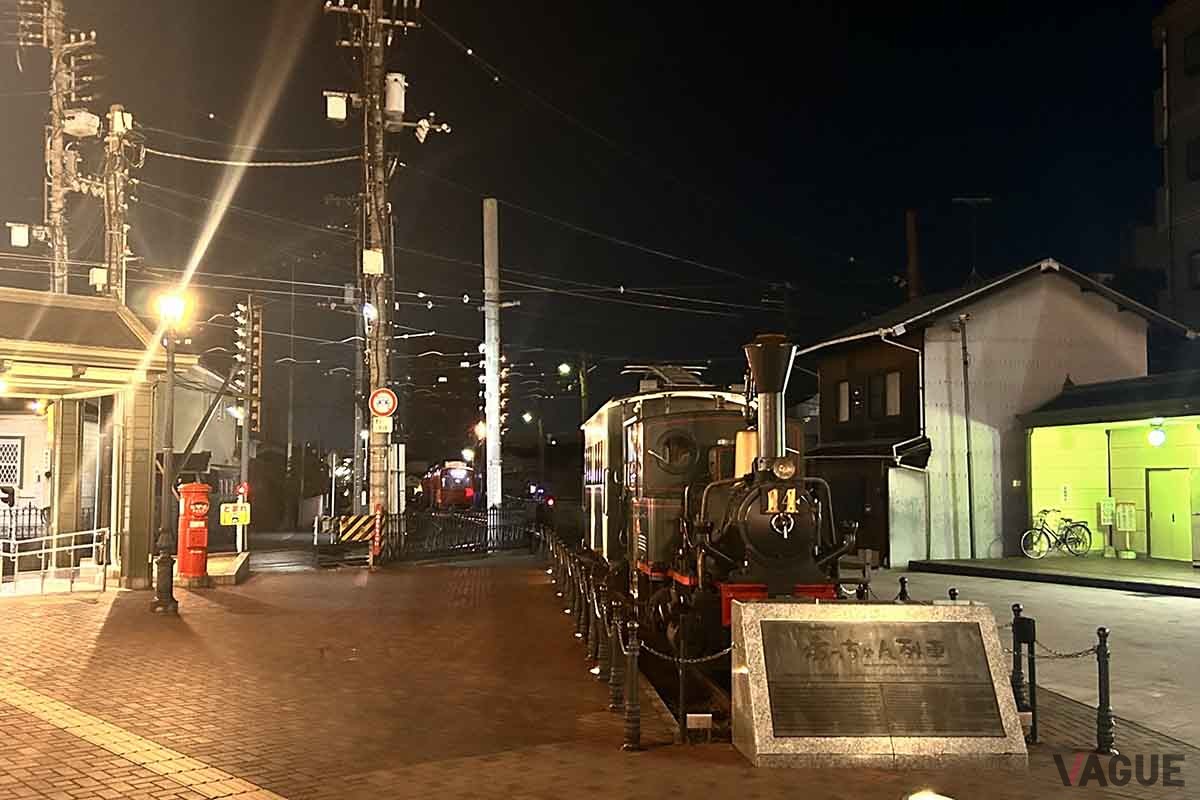 伊予鉄道道後温泉駅前に停車する「坊っちゃん列車」。土日・祝日に運行される