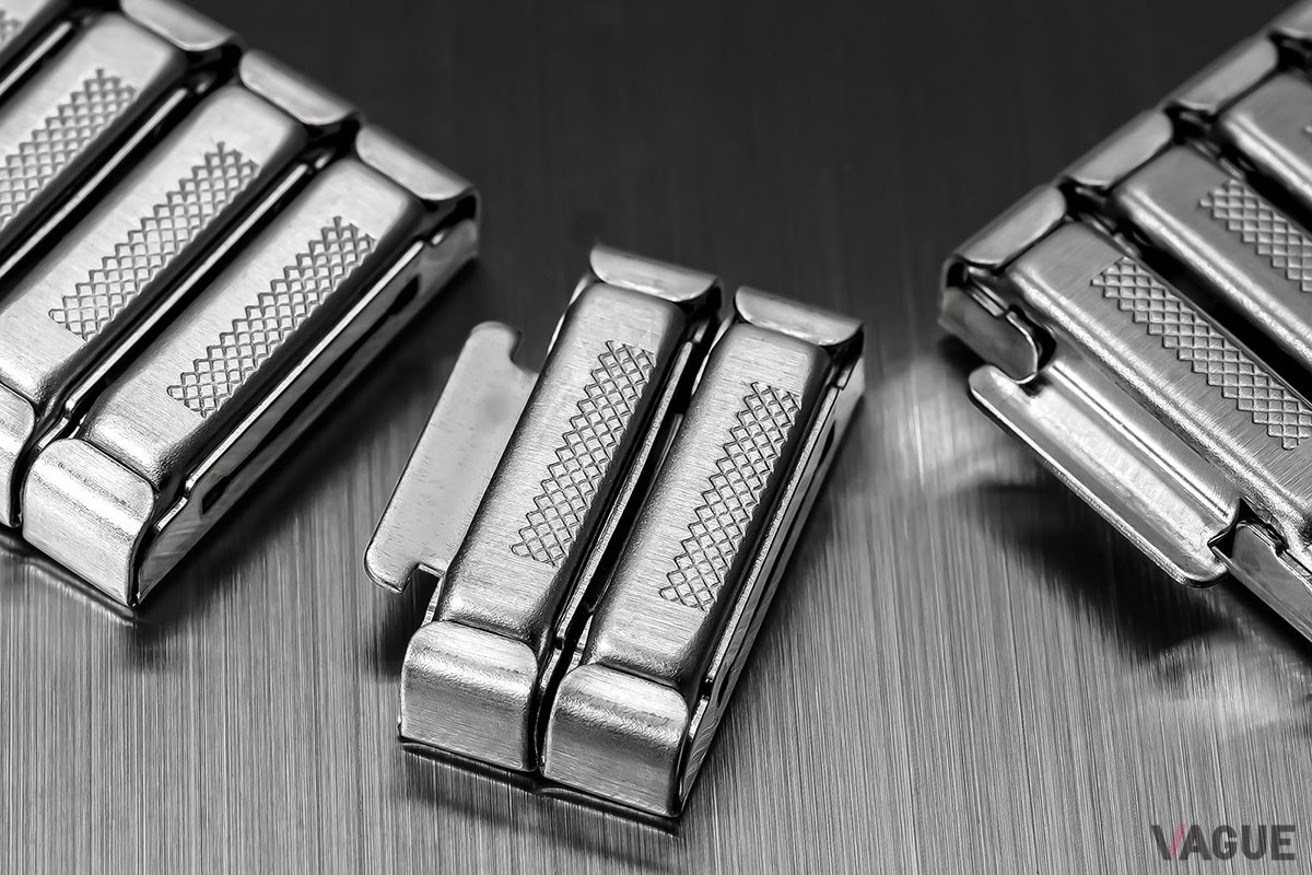 ブレスレットには工具を使うことなくコマを外せる新機構“パーフェクトフィット”を搭載。手首が細い人でも時計が浮くことなく、快適なフィット感を楽しめる