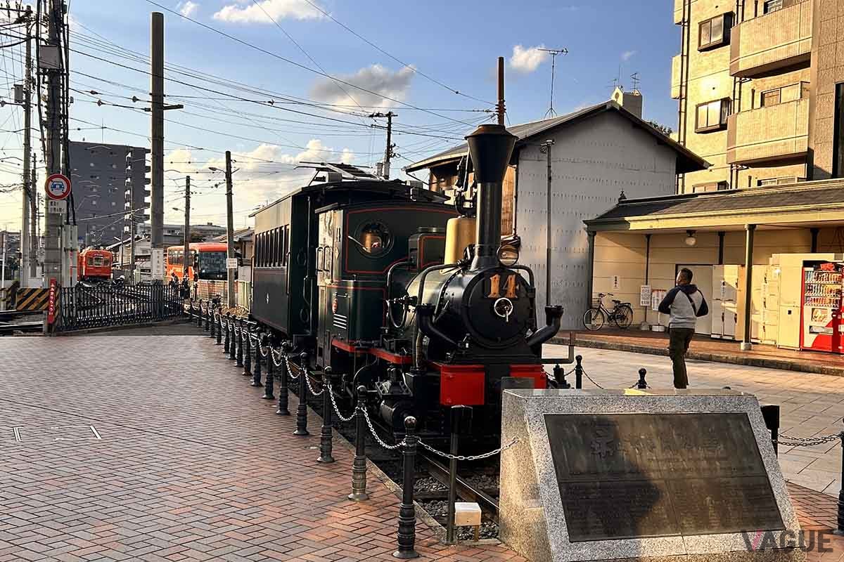 伊予鉄道道後温泉駅前に停車する「坊っちゃん列車」。土日・祝日に運行される