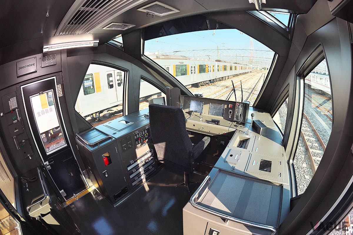 「スペーシアX」：コックピットシート