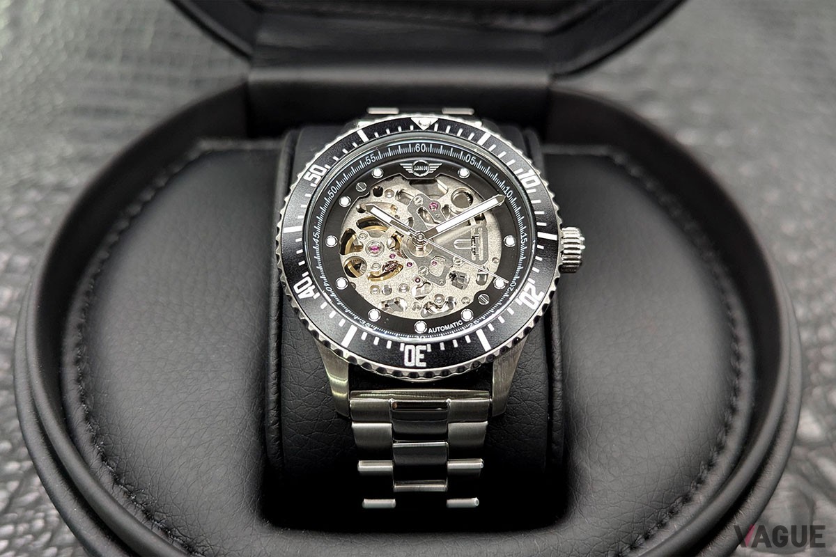 ケース径は42mm。高品質の316Lステンレススチール製