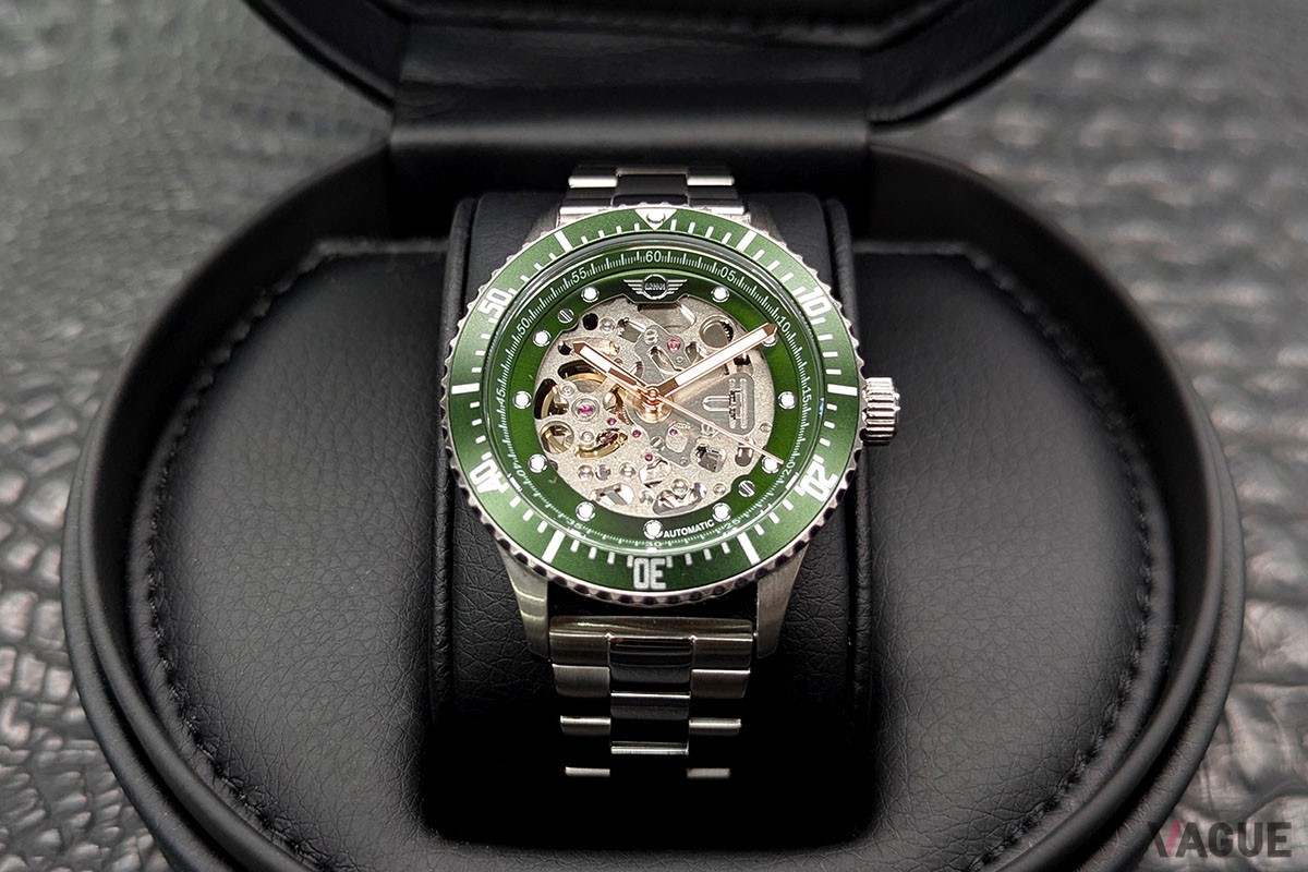 ケース径は42mm。高品質の316Lステンレススチール製
