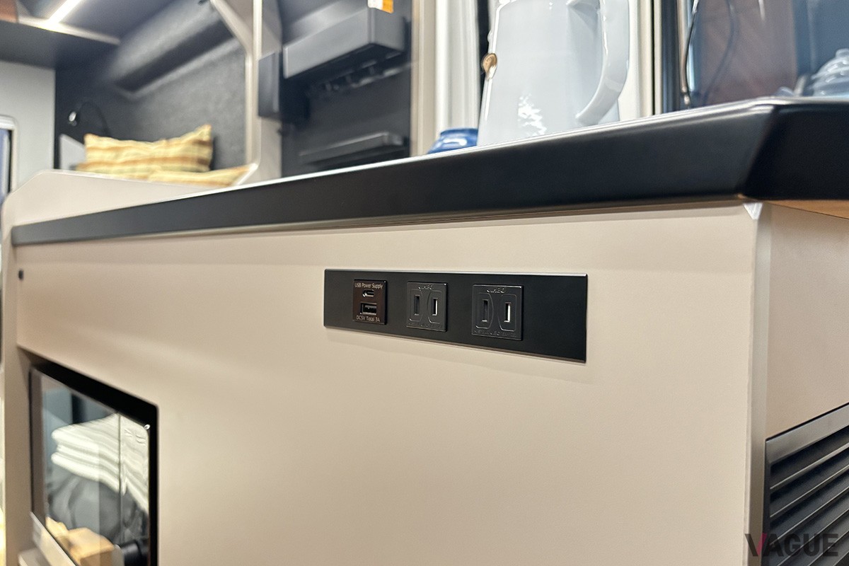 コンセントだけでなく、USB-A、USB-Cも備えさまざまなデバイスを給電