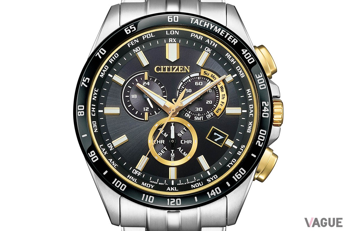 「シチズンコレクション エコ・ドライブ電波時計 ダイレクトフライト CB5879-53E」（6万8200円 消費税込）。リューズとプッシュボタンもゴールドとなり存在感を放つ