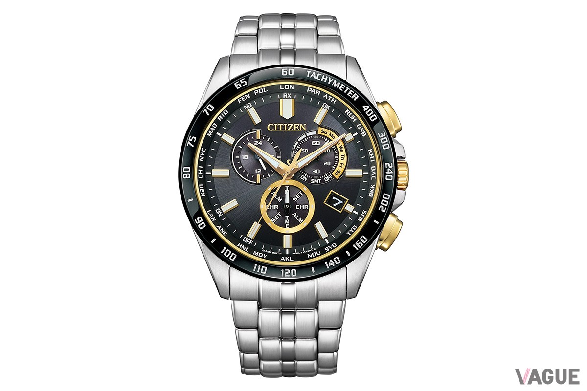 「シチズンコレクション エコ・ドライブ電波時計 ダイレクトフライト CB5879-53E」（6万8200円 消費税込）。リューズとプッシュボタンもゴールドとなり存在感を放つ