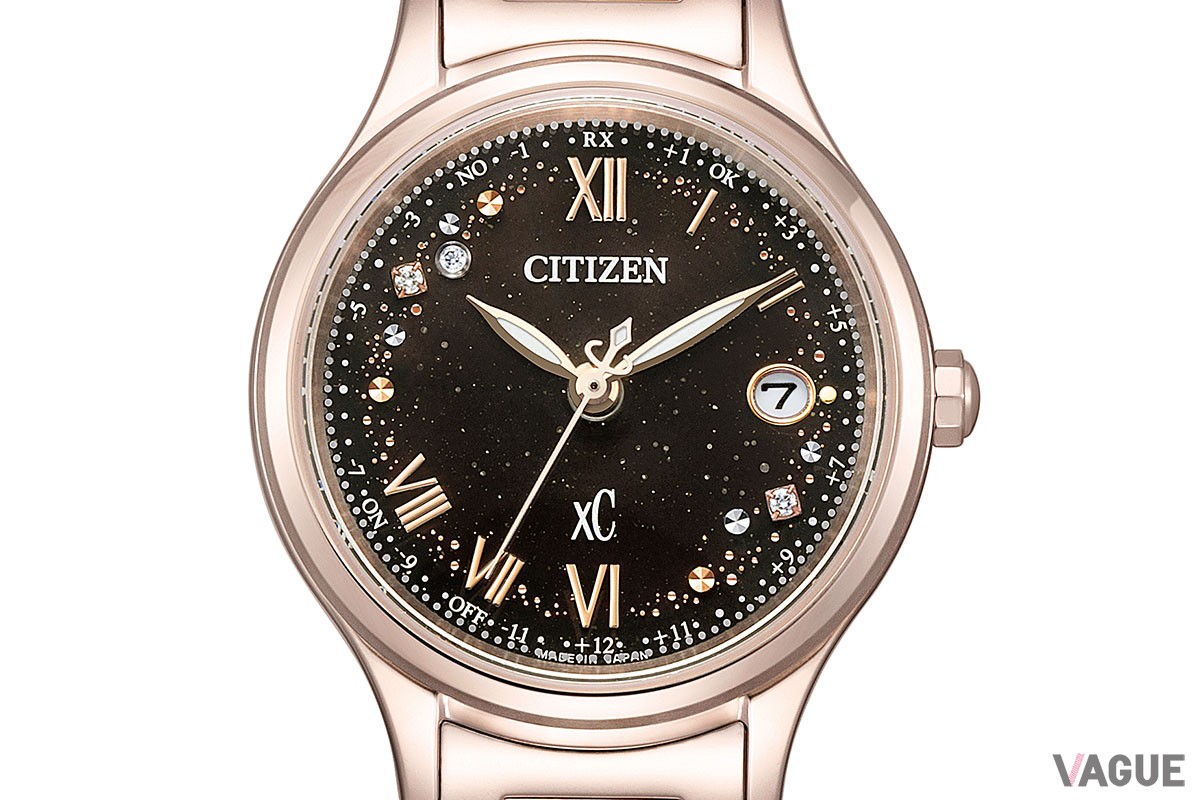 「シチズン クロスシー／hikari collection エコ・ドライブ電波時計 ティタニア ハッピーフライト ES9497-53E」（13万2000円 消費税込）。レディース向けのクロスシーではゴールドのラメがリング状に配される