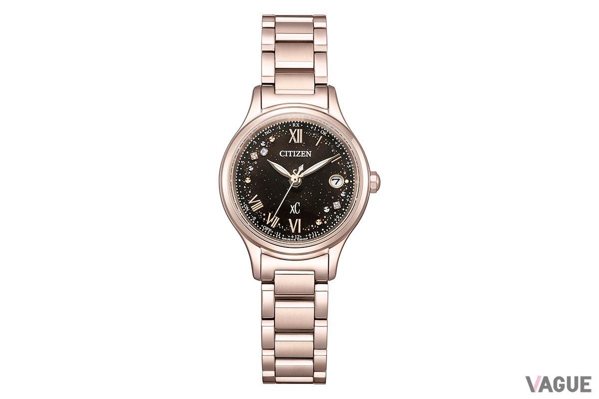 「シチズン クロスシー／hikari collection エコ・ドライブ電波時計 ティタニア ハッピーフライト ES9497-53E」（13万2000円 消費税込）。レディース向けのクロスシーではゴールドのラメがリング状に配される