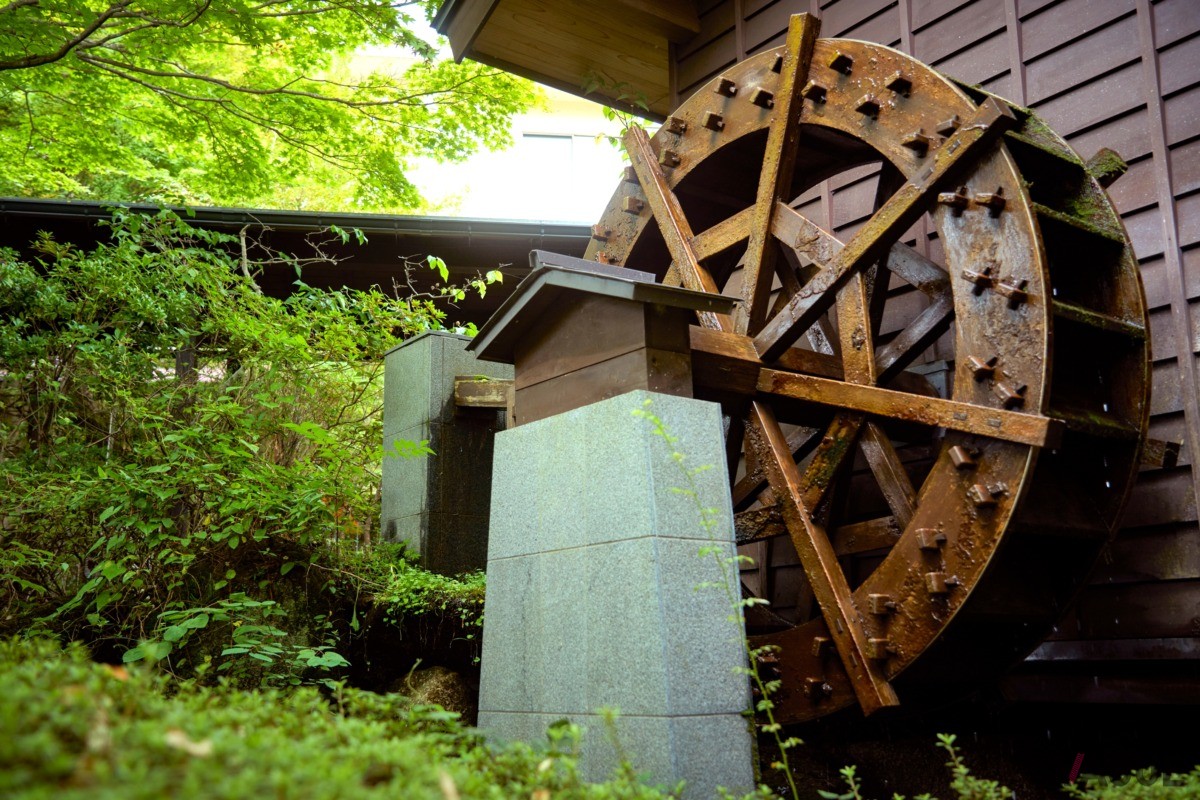 水車小屋がある日本庭園