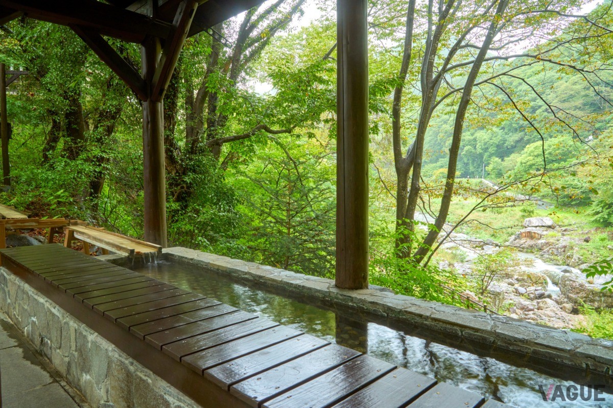 静かにくつろげる足湯を用意