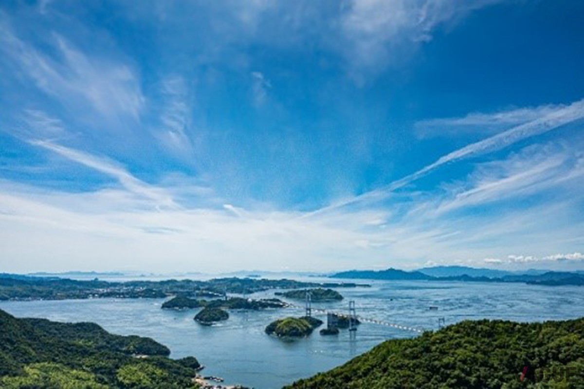 テレビをつけた瞬間に流れる波の音は、瀬戸内の穏やかな海辺の景色や、そこで過ごすやさしい時間を想像させる