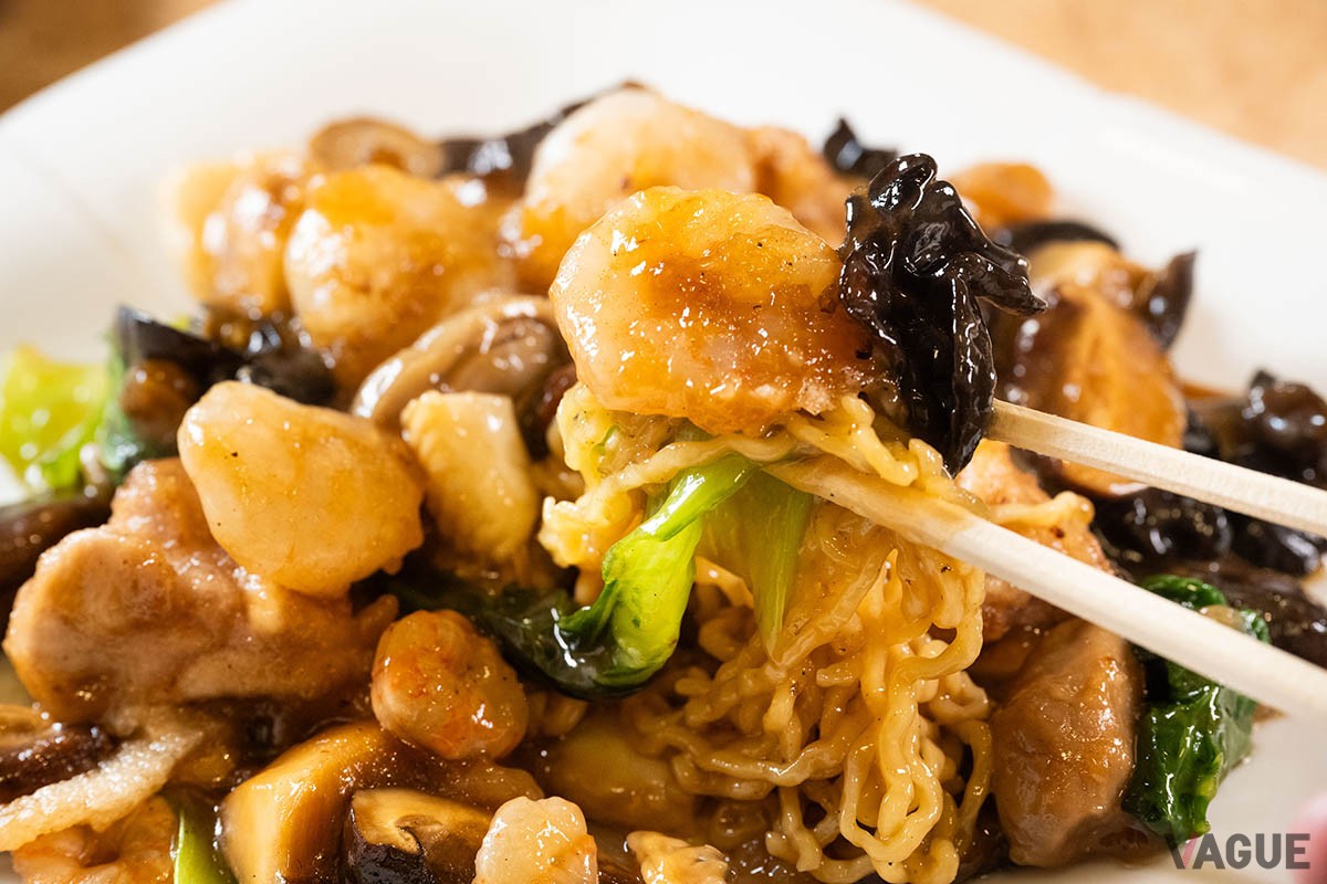 カリッとした麺にとろとろのあん、そしてプリプリのエビやキクラゲ。アサリの旨みも効いている