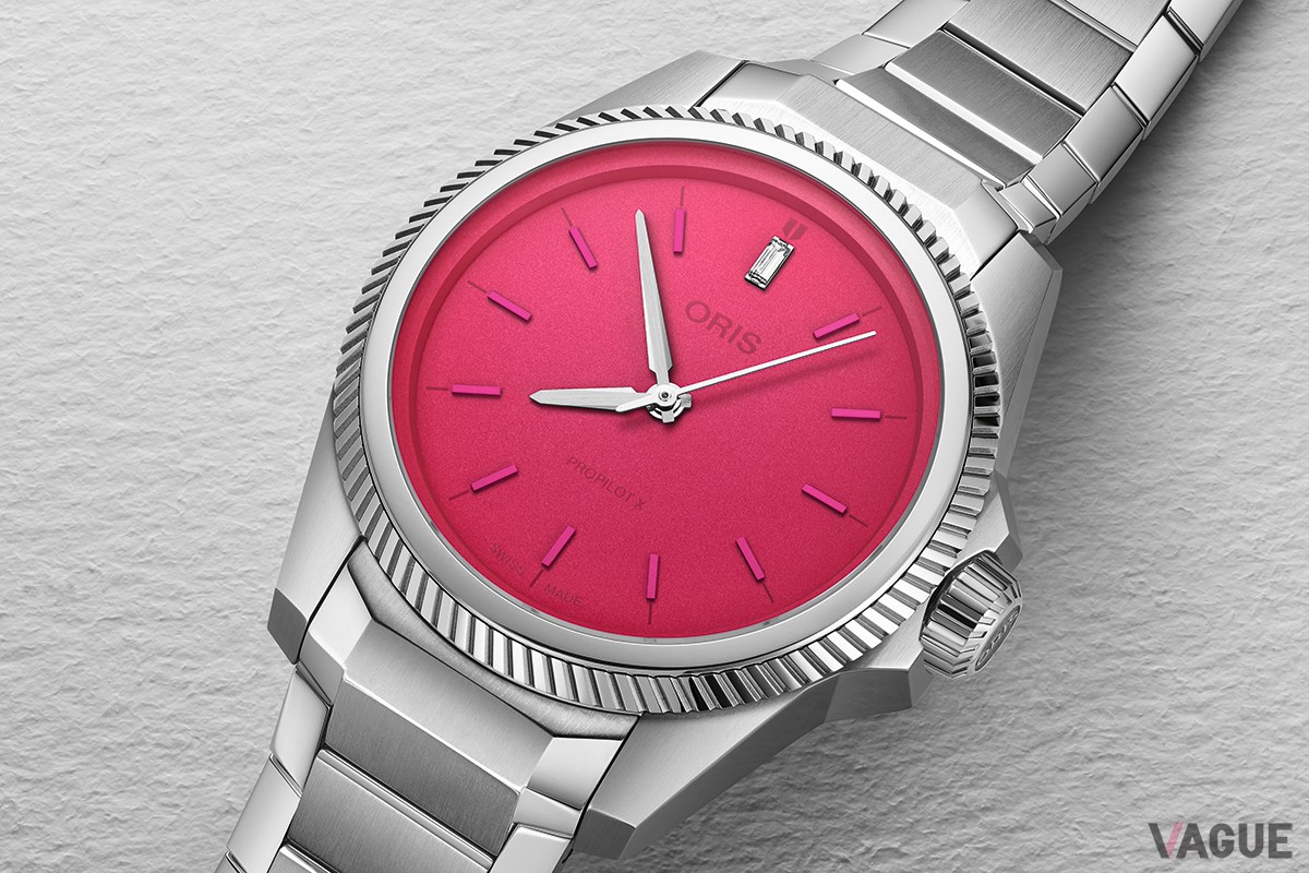 ホット・ピンクに彩られたダイヤルの12時位置にはラボグロウンダイヤモンドをセット