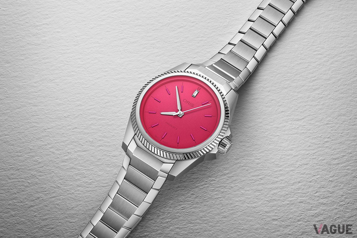 ホット・ピンクに彩られたダイヤルの12時位置にはラボグロウンダイヤモンドをセット