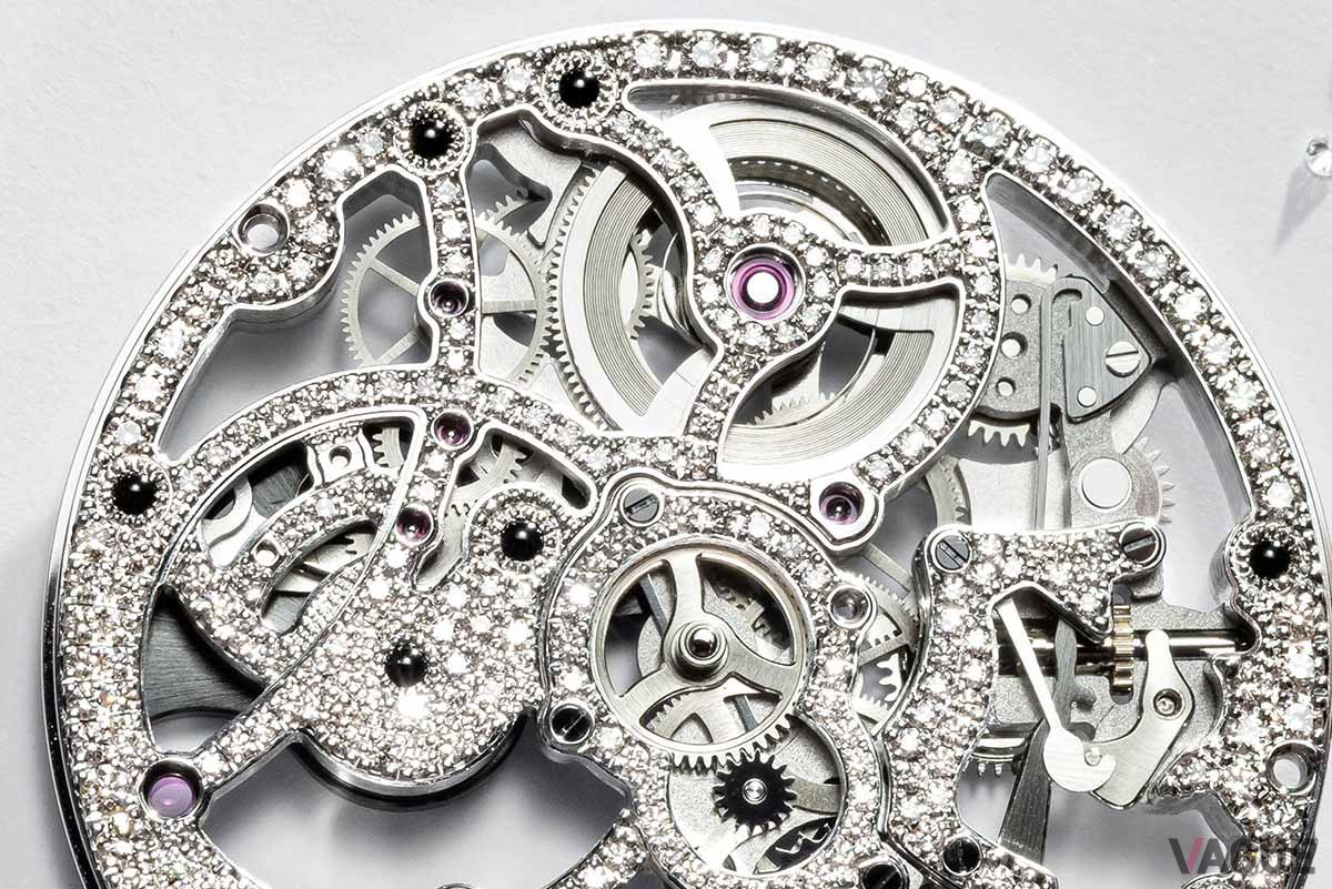 メゾンの高い技術力により、従来のスケルトンモデルに対してわずか7mmの薄型を維持するという偉業を達成