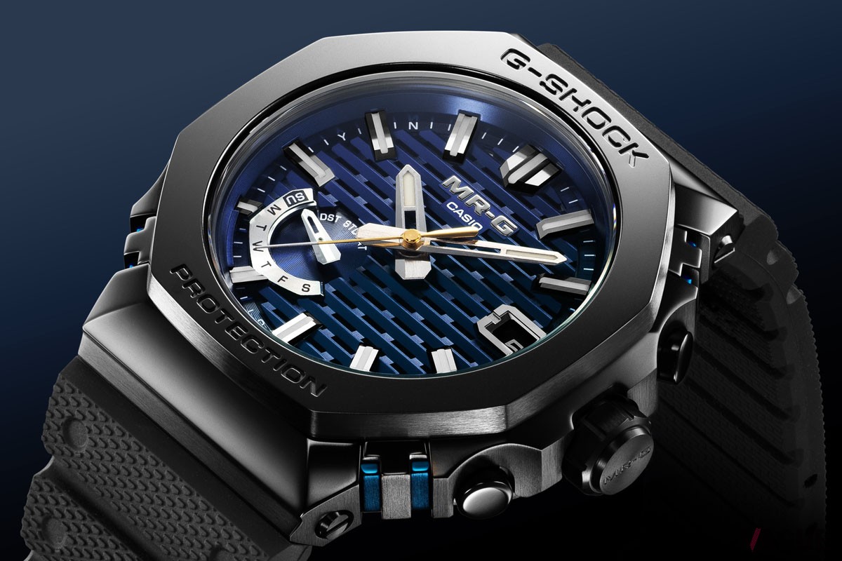 波状の凹凸と微細な穴が生み出す幾何学模様で、日本の伝統技術「木組」による組子格子の美しい世界観を表現したダイヤル