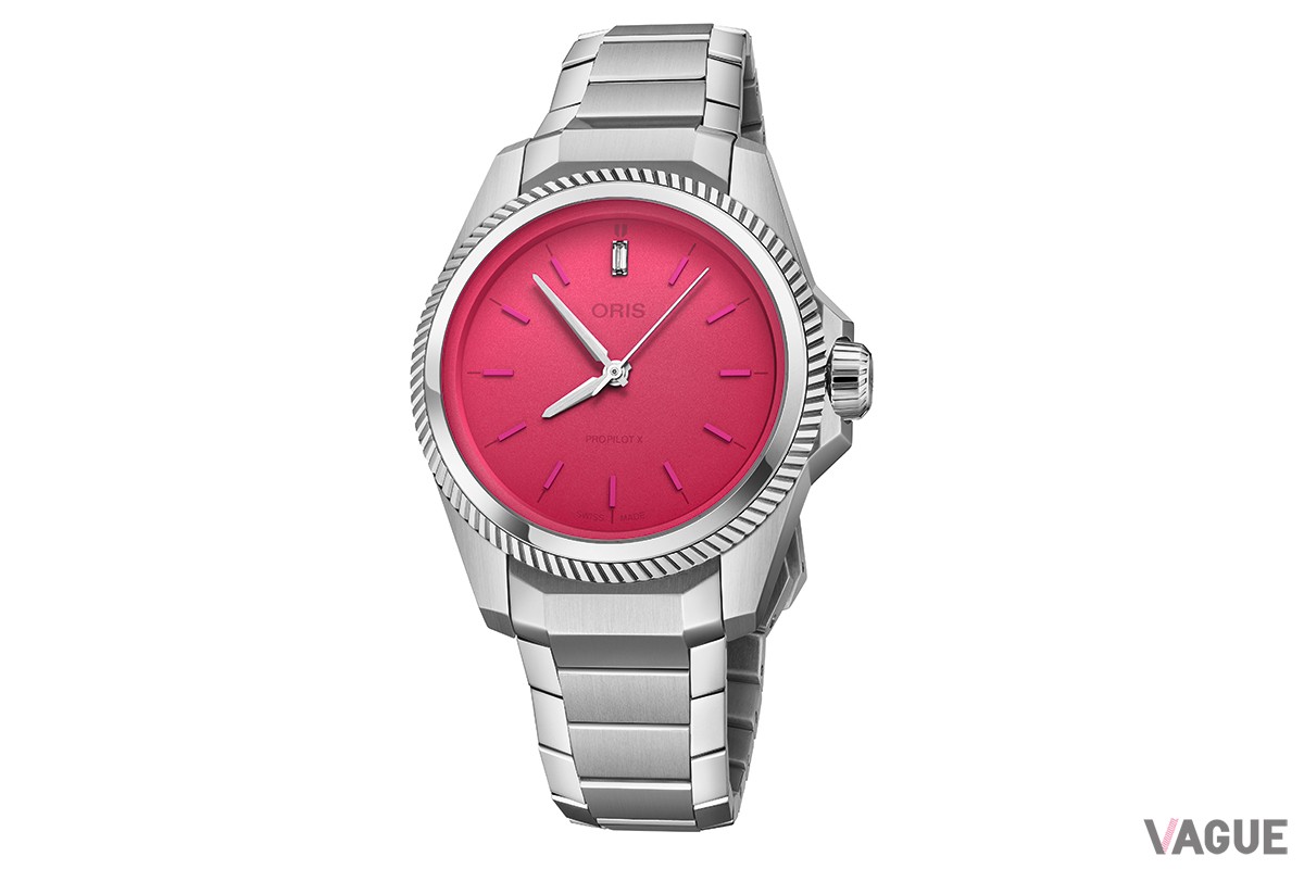 ケースサイズは34mmと女性をターゲットにした、ジュエリーのような魅力を放つ細身のシルエット