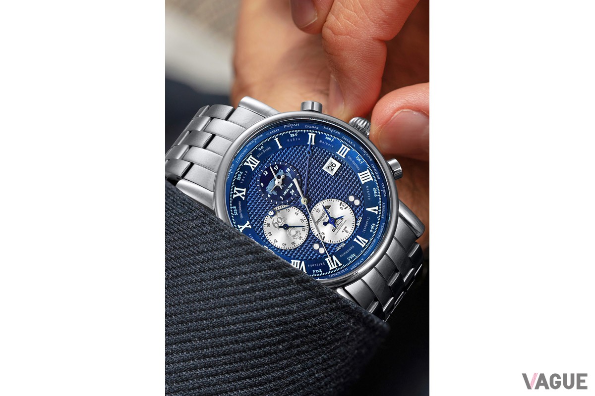 ムーブメントには24のタイムゾーン表示とアラーム機能を備えた、GMT機能搭載の高精度な日本製ムーブメント