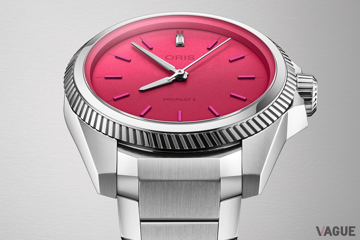 34㎜のステンレススチールケースの心臓部には、スイス製自動巻ムーブメントが搭載