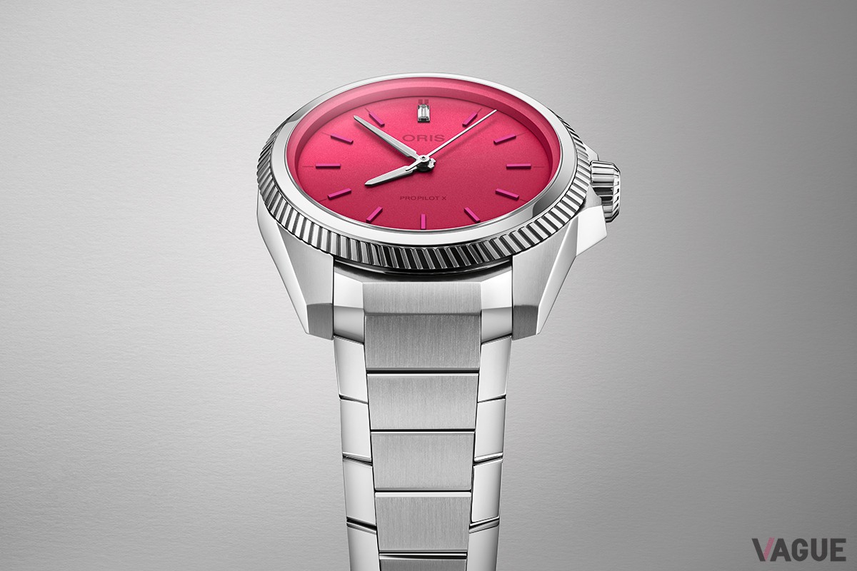 34㎜のステンレススチールケースの心臓部には、スイス製自動巻ムーブメントが搭載