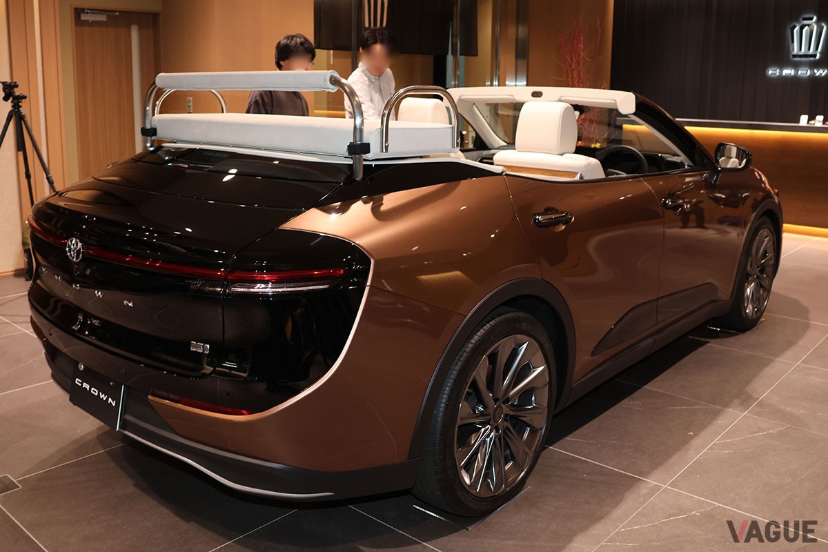 「THE CROWN東京虎ノ門」のお披露目イベントで展示された「クラウン・クロスオーバー」ベースのオープンカー