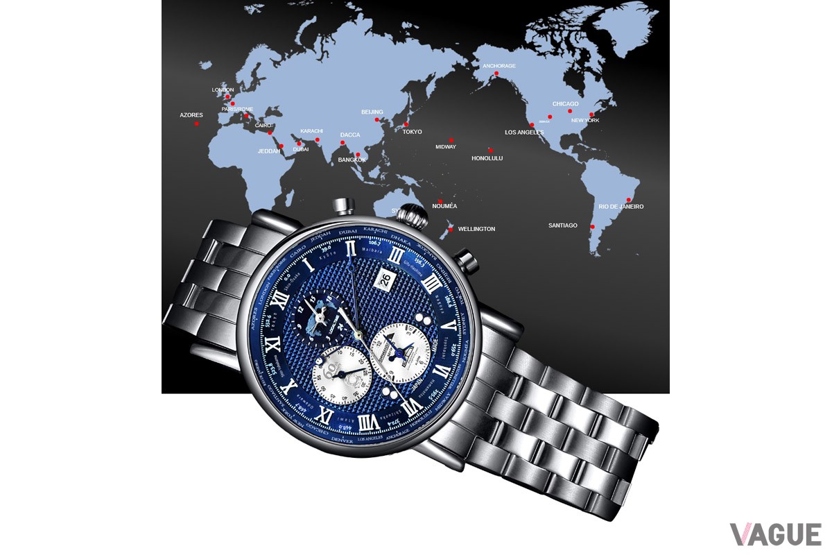 2時位置のボタンを押すとメインダイヤルのGMT針が回転して都市名を表示し、12時位置のサブダイヤルでその都市の時刻を表示