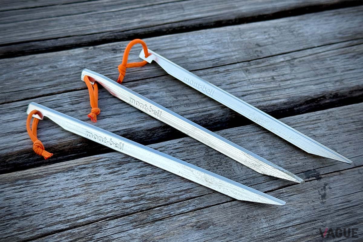 モンベルの「アルミVペグ16」(一本264円、消費税込）は、その名の通りV型断面で強度を高めたアルミペグ。荷物を軽くしたいときに便利です