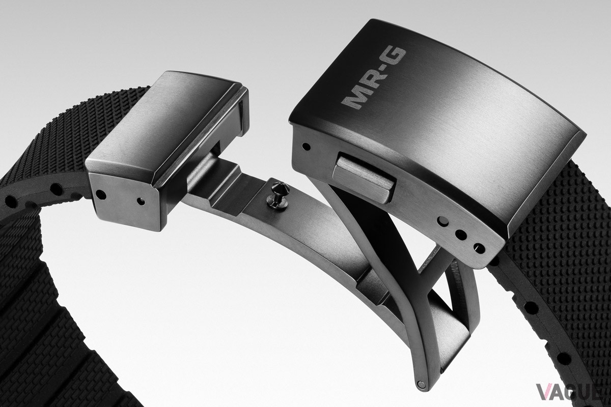 ケースとの嵌合部にチタンパーツをインサート成形するとともに、三つ折れ式の中留にもチタン素材を使用