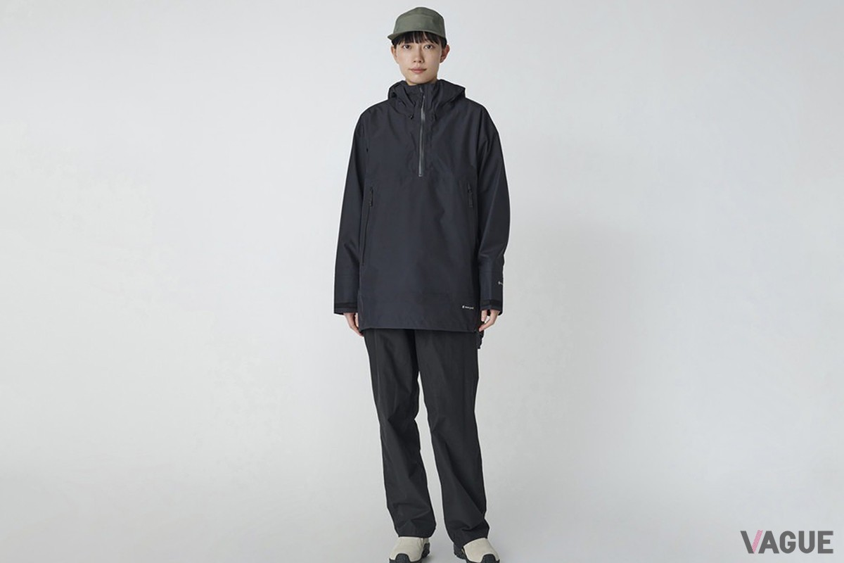 「GORE-TEX Rain Pullover」ブラック。デザイン性も高く、長い裾がヒップなどもガード