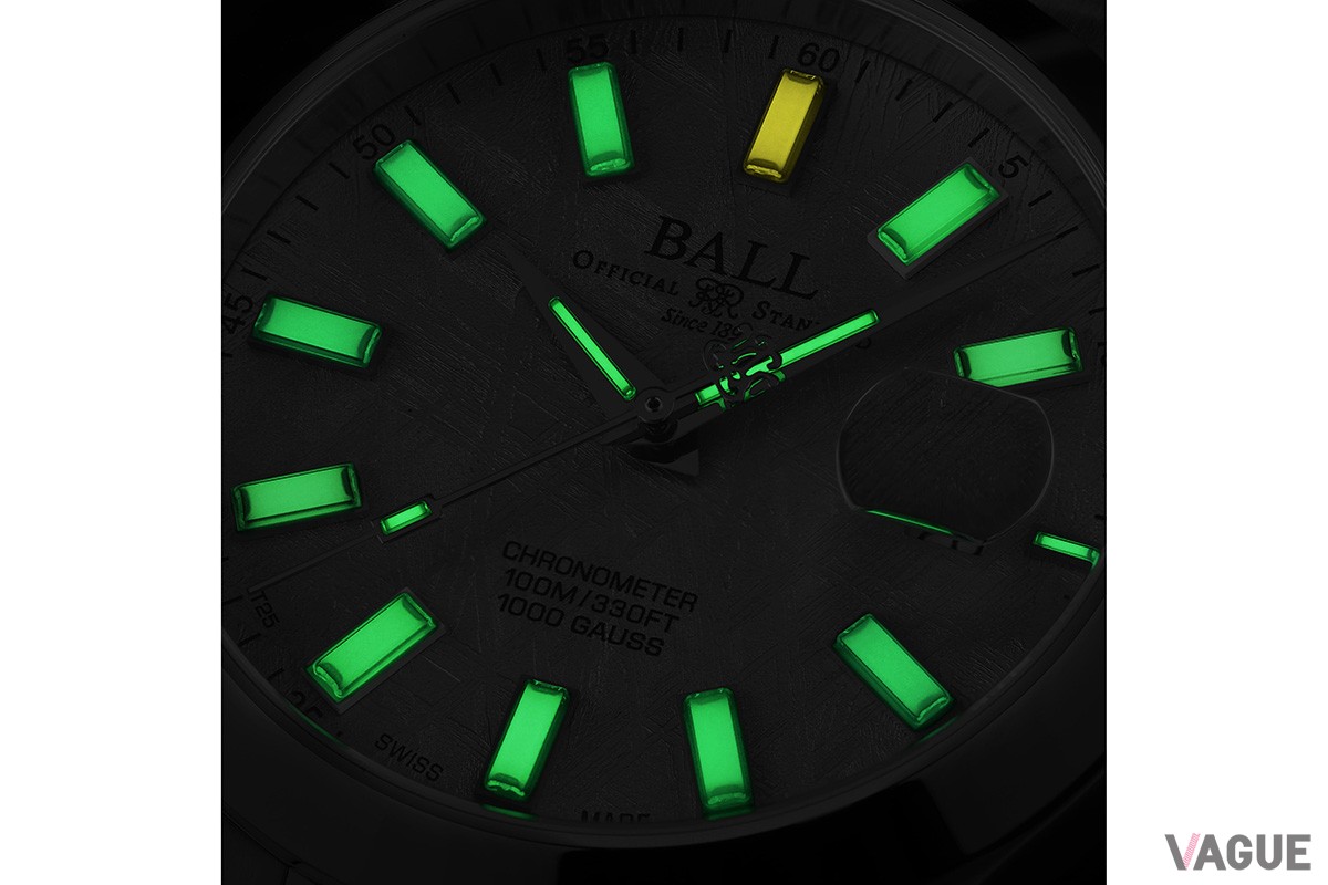 暗闇でも時刻を読み取れるよう自発光するマイクロ・ガスライトを搭載（クラシック・スタイル）