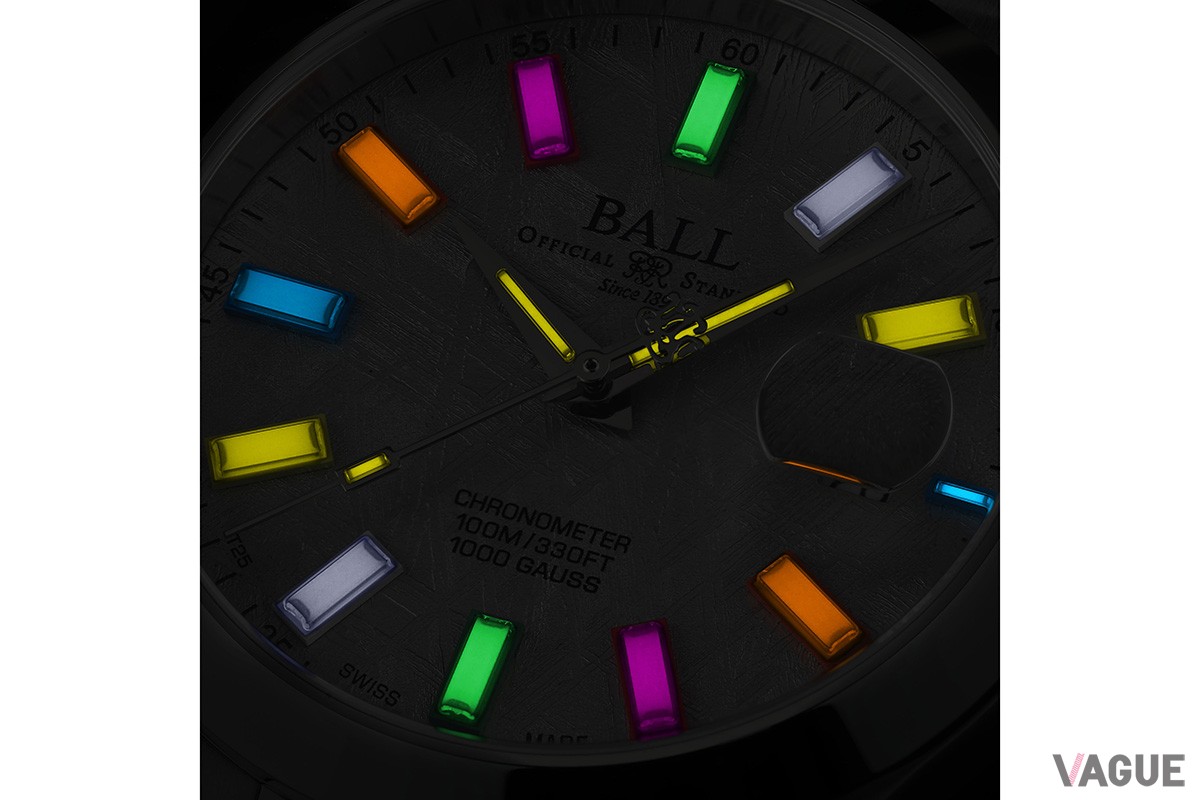 暗闇でも時刻を読み取れるよう自発光するマイクロ・ガスライトを搭載（レインボー・スタイル）