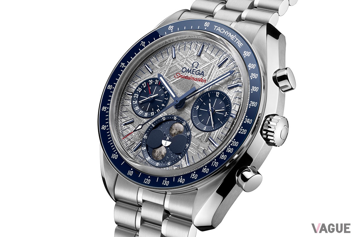 グレーダイヤルモデルでは鮮やかなブルーが印象的。クロノグラフ秒針と日付表示針、“Speedmaster”の赤色がアクセントになっている