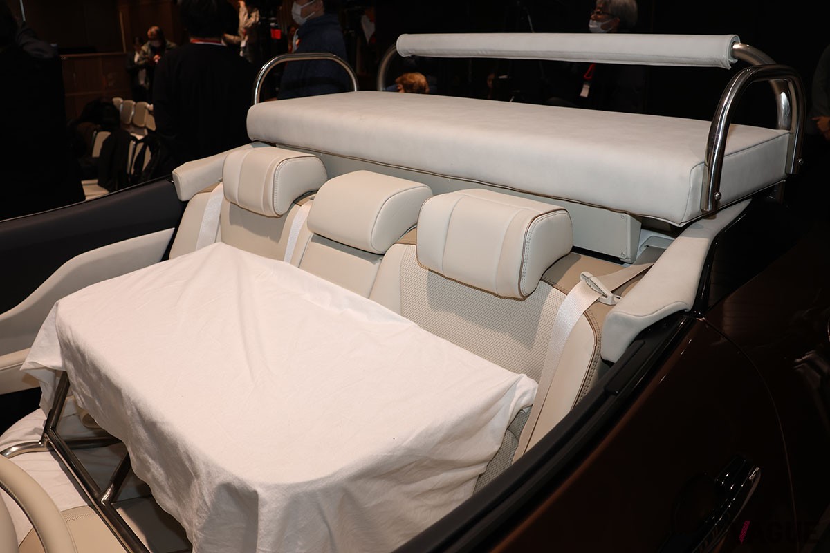「THE CROWN東京虎ノ門」のお披露目イベントで展示された「クラウン・クロスオーバー」ベースのオープンカー