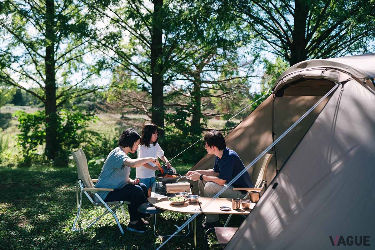 フロントパネルを巻き上げればさらに広々。シェルター内から屋外へとひとつながりになった開放的なリビングなら、調理や食事もゆったり楽しめそうだ