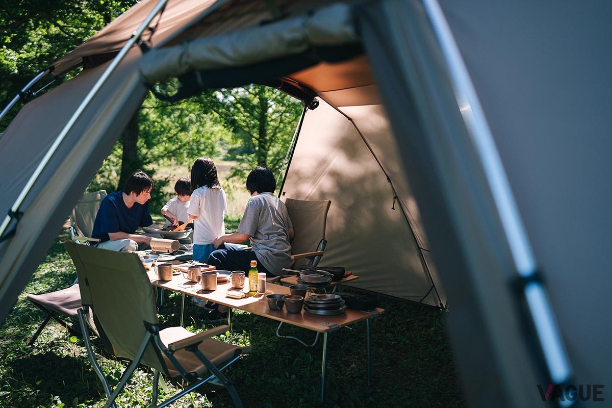 フロントパネルを巻き上げればさらに広々。シェルター内から屋外へとひとつながりになった開放的なリビングなら、調理や食事もゆったり楽しめそうだ