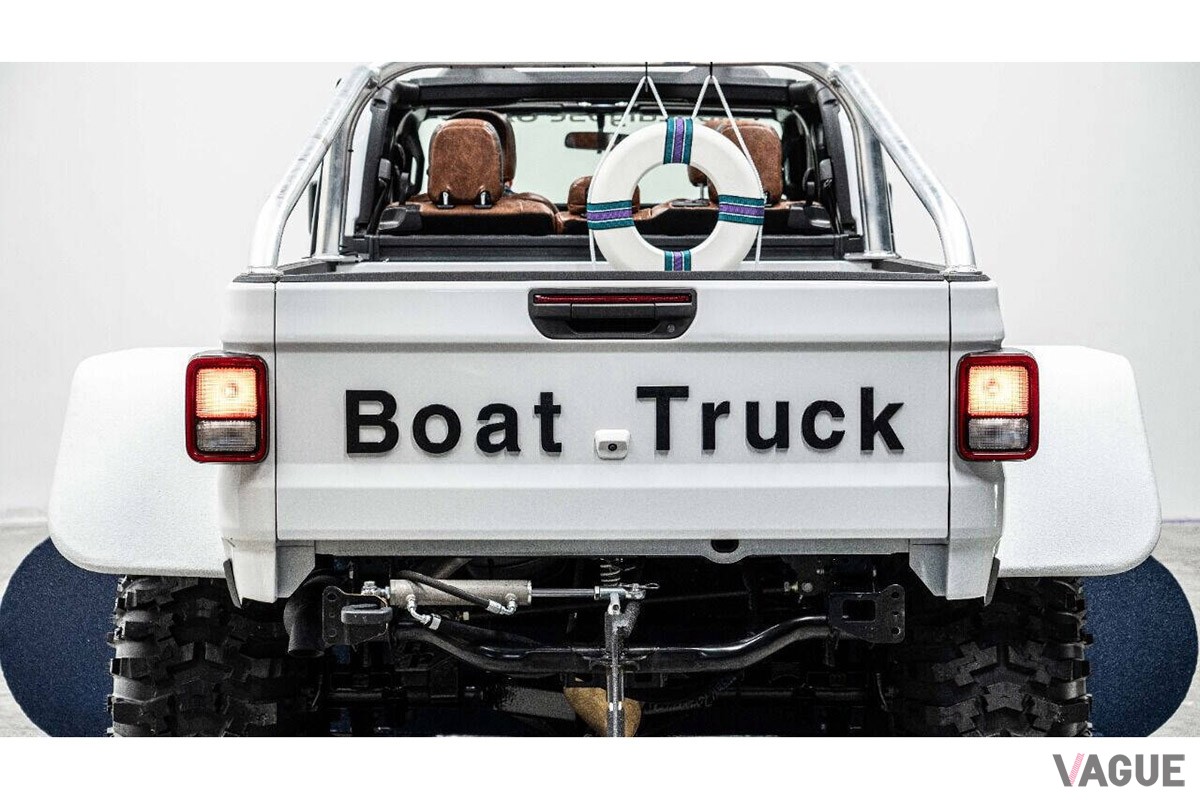 eBayで販売されていたジープ「グラディエーター」ベースの水陸両用仕様“SSアポカリプス・ボートトラック”（C）eBay（SoFlo Customs）