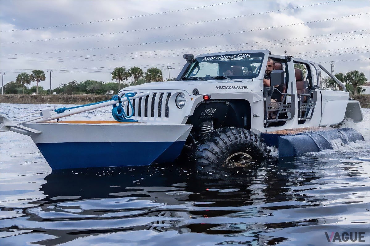 eBayで販売されていたジープ「グラディエーター」ベースの水陸両用仕様“SSアポカリプス・ボートトラック”（C）eBay（SoFlo Customs）
