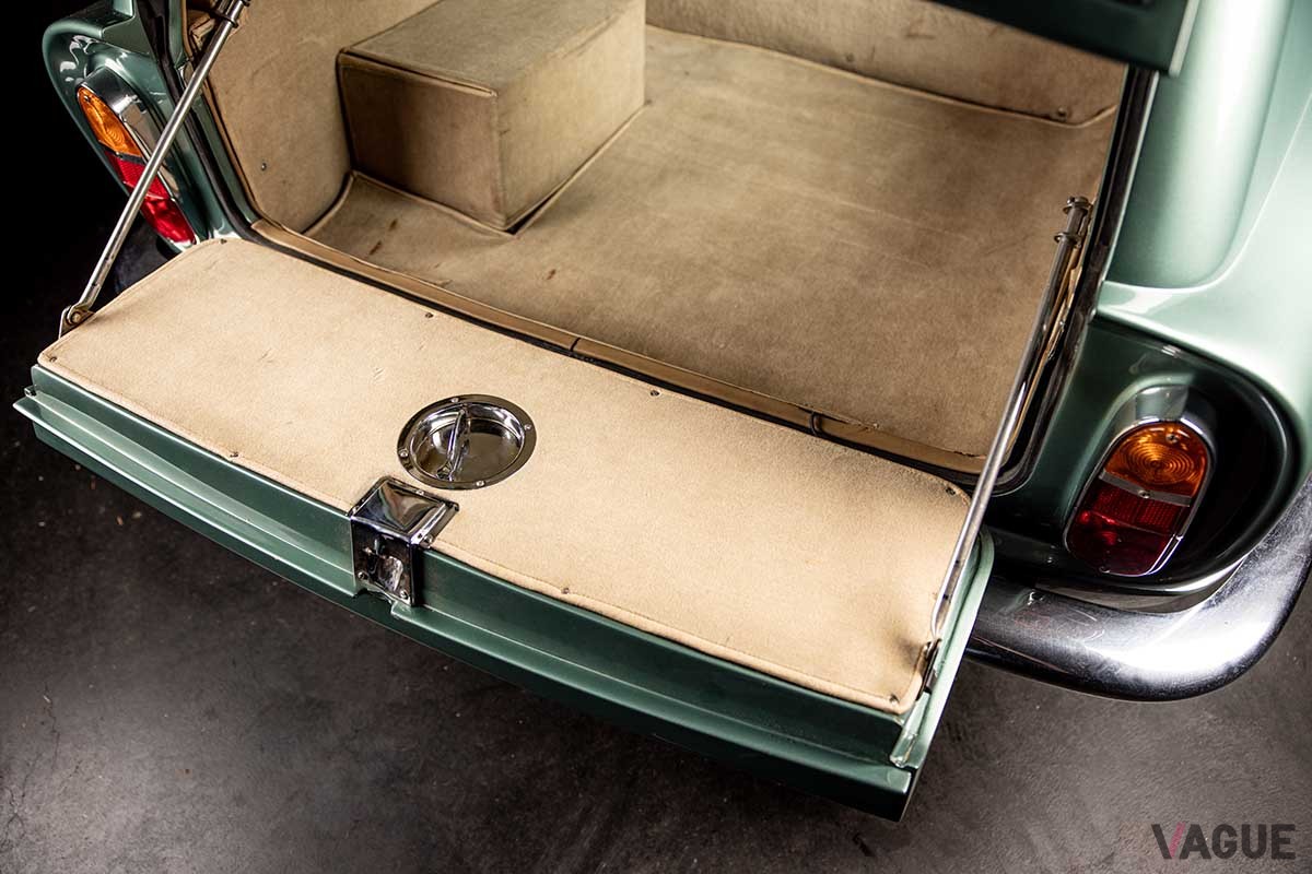オークションに出品された1966年式アストンマーティン「DB6 シューティングブレーク」Neil Fraser (c)2024 Courtesy of RM Sotheby's