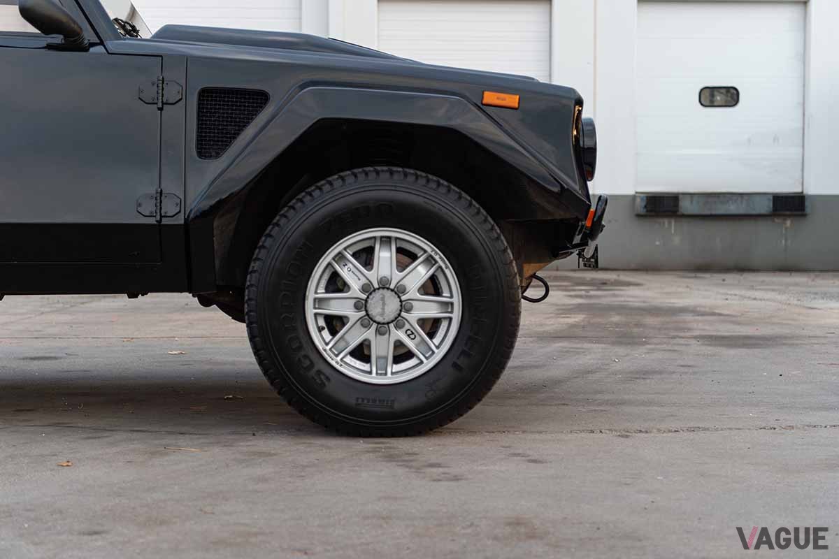 オークションに登場、45万500ドル（日本円で約6750万円）で落札された1993年式ランボルギーニ「LM002」 Greg Keyser(c)2024 Courtesy of RM Sotheby's