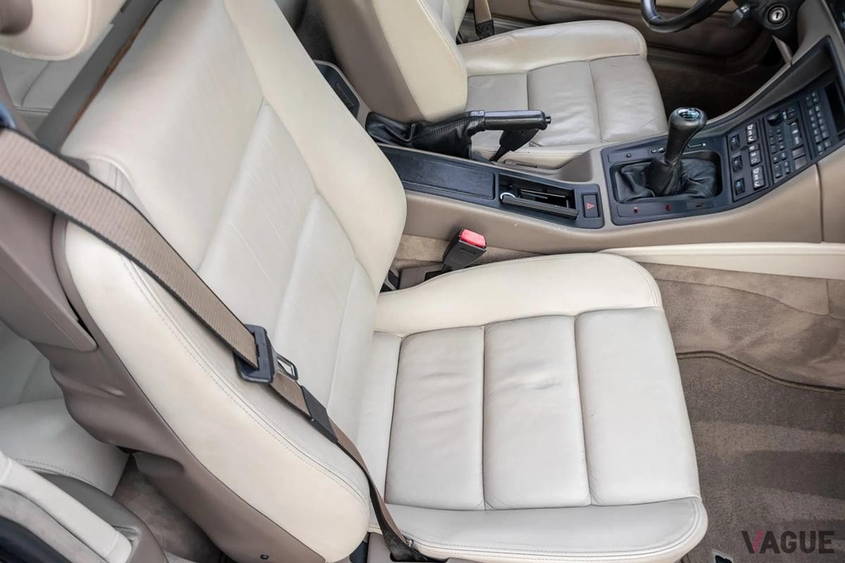オークションに出品された元NBA選手 マイケル・ジョーダン氏の愛車BMW「850i」のインテリア