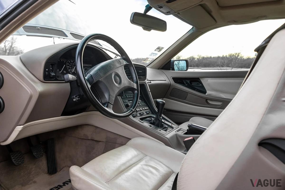 オークションに出品された元NBA選手 マイケル・ジョーダン氏の愛車BMW「850i」のインテリア