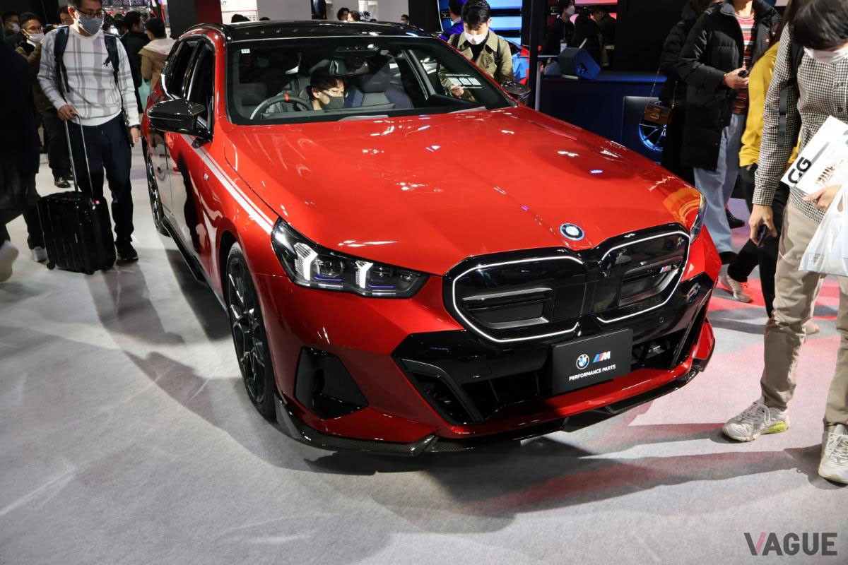 Mパフォーマンスパーツを装着したBMW新型「i5ツーリング M60 xDrive」